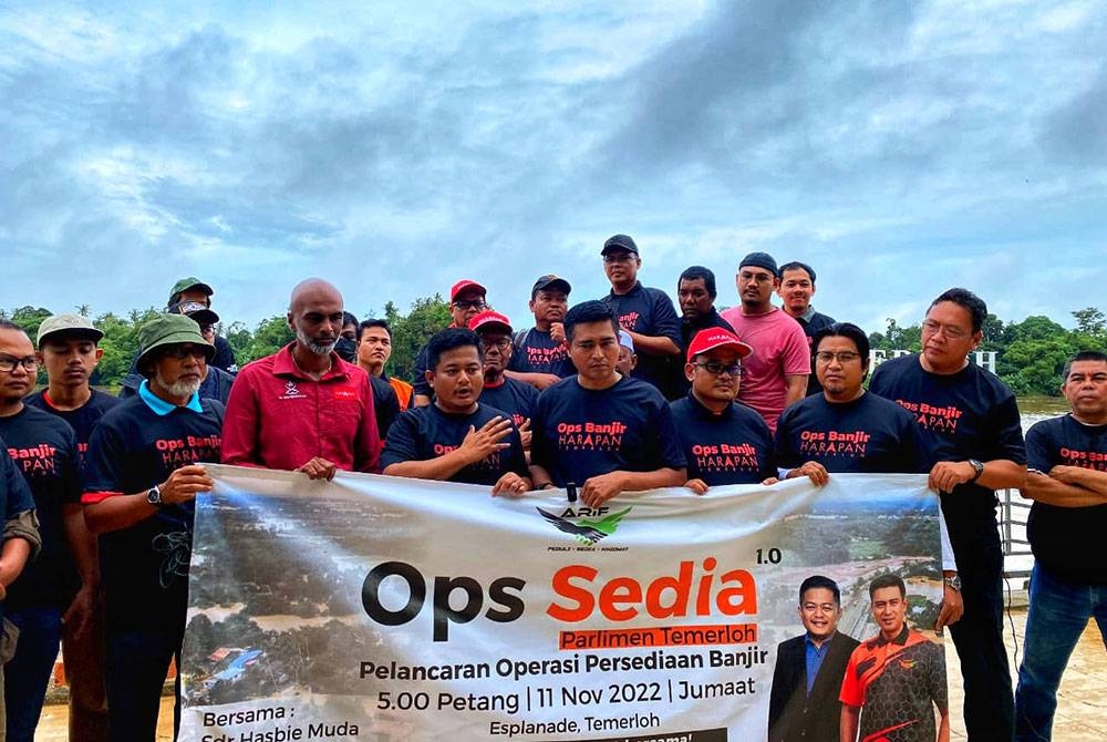 Hasbie (enam dari kanan) bersama jentera Ops Sedia berdepan banjir di daerah Temerloh.