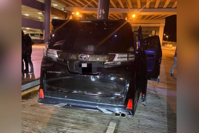 JPJ Selangor menahan seorang pemandu Toyota Vellfire yang menjalankan kegiatan kereta sewa haram atau 'ulat' di KLIA 2, Sepang, Rabu lalu. - Foto JPJ Selangor