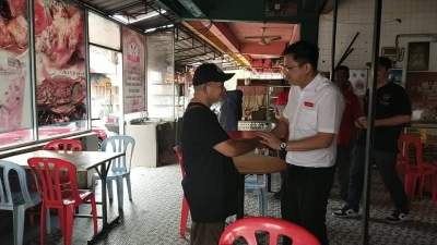 Yu Hui beramah mesra dengan penduduk di Parlimen Raub.