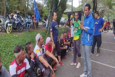 Noran Zamini (kanan) semasa turun bersama peserta Program Kenduri Sepak Raga Taman Pinang Jaya, Bukit Pinang, dekat sini.