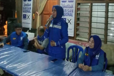Habibah (dua dari kanan) berucap di Program Ceramah Kelompok Pusat Daerah Mengundi di Sungai Yu di Tanjong Karang pada Jumaat.
