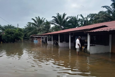 Sebanyak lapan buah rumah di Ijok dinaiki air susulan hujan berterusan pada pagi Jumaat. -Foto: JBPM Selangor.