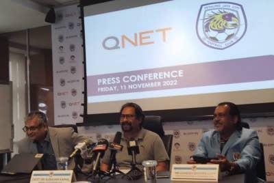 Subahan (tengah) bersama Ganesh (kanan) pada sidang akhbar yang berlangsung di Menara QI pada Jumaat.