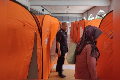 Syed Azizi ketika melakukan tinjauan PPS di Masjid Al Falah Kampung Budiman, Shah Alam pada Jumaat.