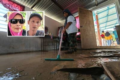 Fadilah membersihkan rumahnya yang dipenuhi lumpur akibat banjir. Gambar kecil dari kiri: Jamaliah, Ismadi