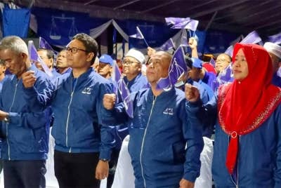 Saarani (dua dari kanan) bersama calon-calon BN iaitu Khairul Azwan Harun (dua dari kiri), Datuk Dr Wan Norashikin Wan Noordin (kanan) dan Datuk Ibrahim Katop (kiri).