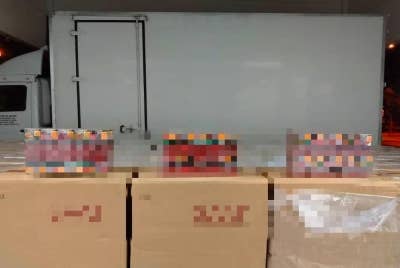 Polis menggagalkan cubaan menyeludup masuk 9,900 karton rokok bernilai RM1.48 juta di Jertih. - Gambar hiasan