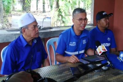 Tengku Zafrul (tengah) semasa sidang akhbar di Ijok pada Jumaat.