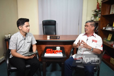 Program Sinar Live bertajuk 'Kota Raja Masih Kubu PH?’ menampilkan calon PH Parlimen Kota Raja, Mohamad Sabu (kanan) disiarkan di semua platform Sinar Harian pada Jumaat. Foto SINAR HARIAN / RAFEQ REDZUAN.