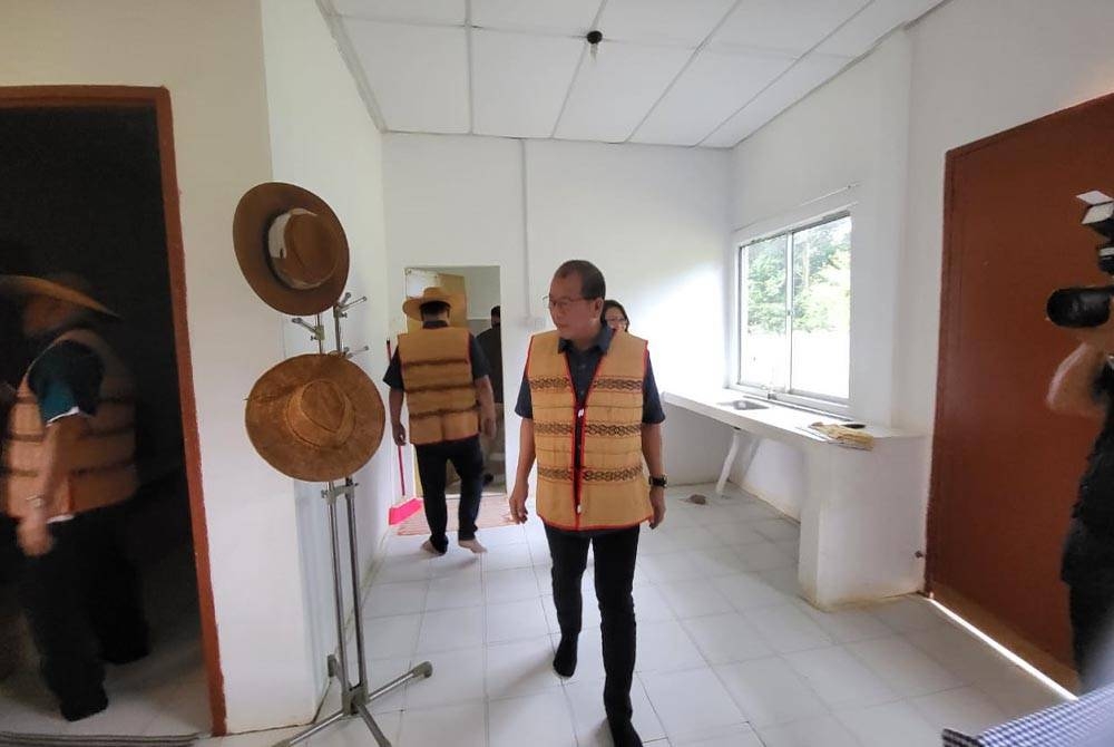 Isnin (depan) melawat rumah panjang yang dibina untuk penduduk di Kampung Long Pasia.