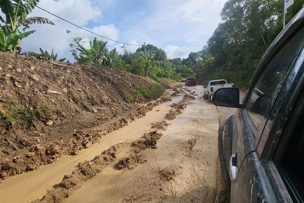 Keadaan jalan menuju ke Long Pasia terpaksa melalui jalan berlumpur serta meredah Sungai Maligan.