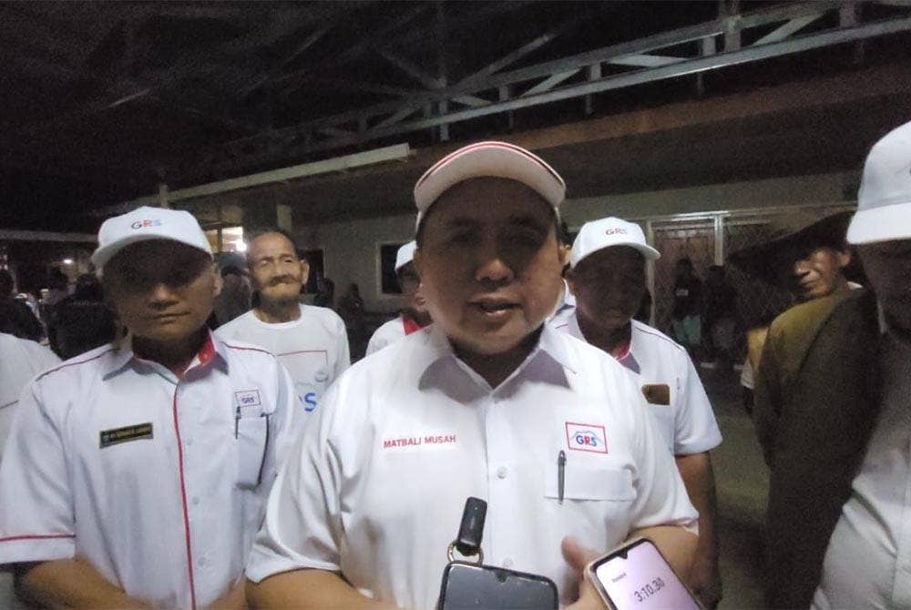 Matbali (dua dari kanan) calon Parlimen Sipitang melawat Long Parsia pada Jumaat.