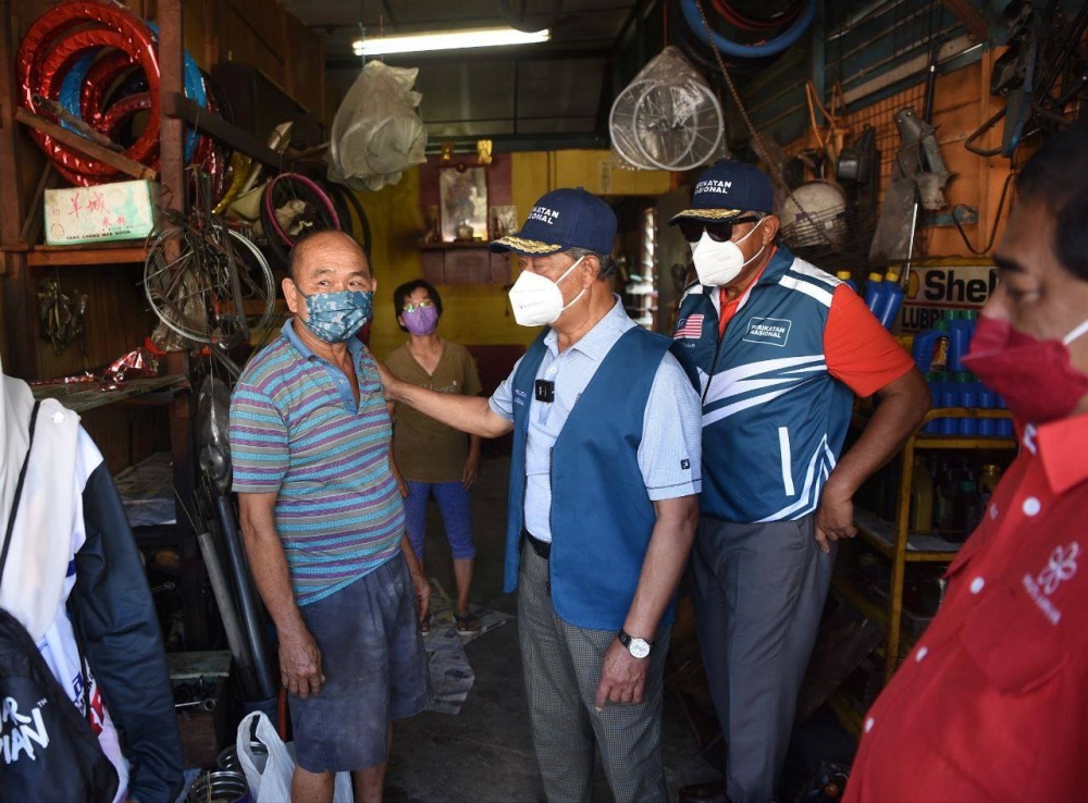 Muhyiddin (tiga dari kanan) sentiasa mendengari masalah rakyat dengan menyediakan pelbagai tawaran pada Pilihan Raya Umum Ke-15 untuk meningkatkan kebajikan rakyat.