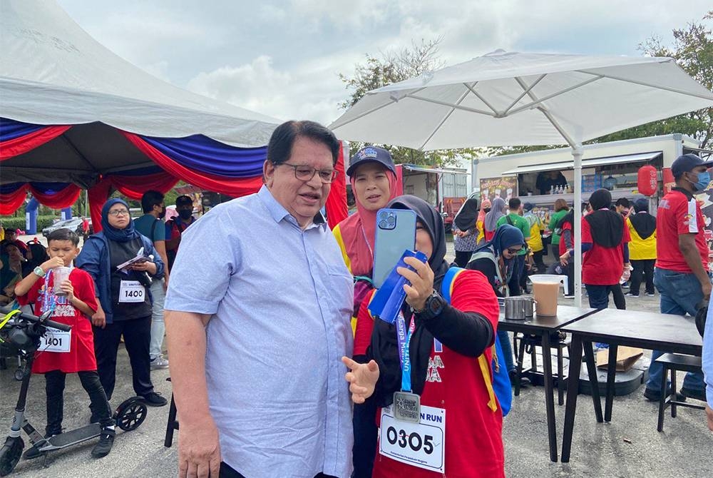 Ku Nan turun padang beramah mesra dengan penduduk pada hari ke-8 kempen PRU15.