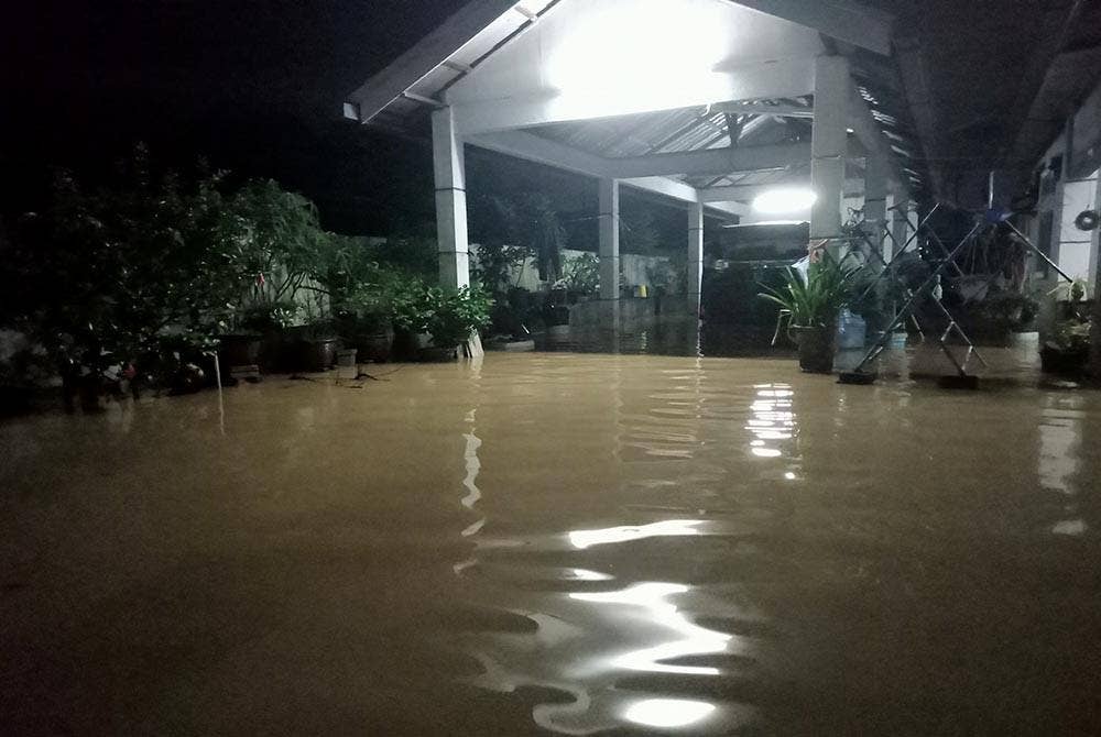 Keadaan rumah penduduk yang dinaiki air sejak Khamis.