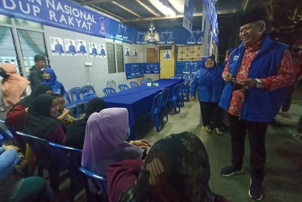 Annuar beramah mesra dengan penyokong BN di Kampung Pulau Bahagia, di sini, pada Jumaat malam.