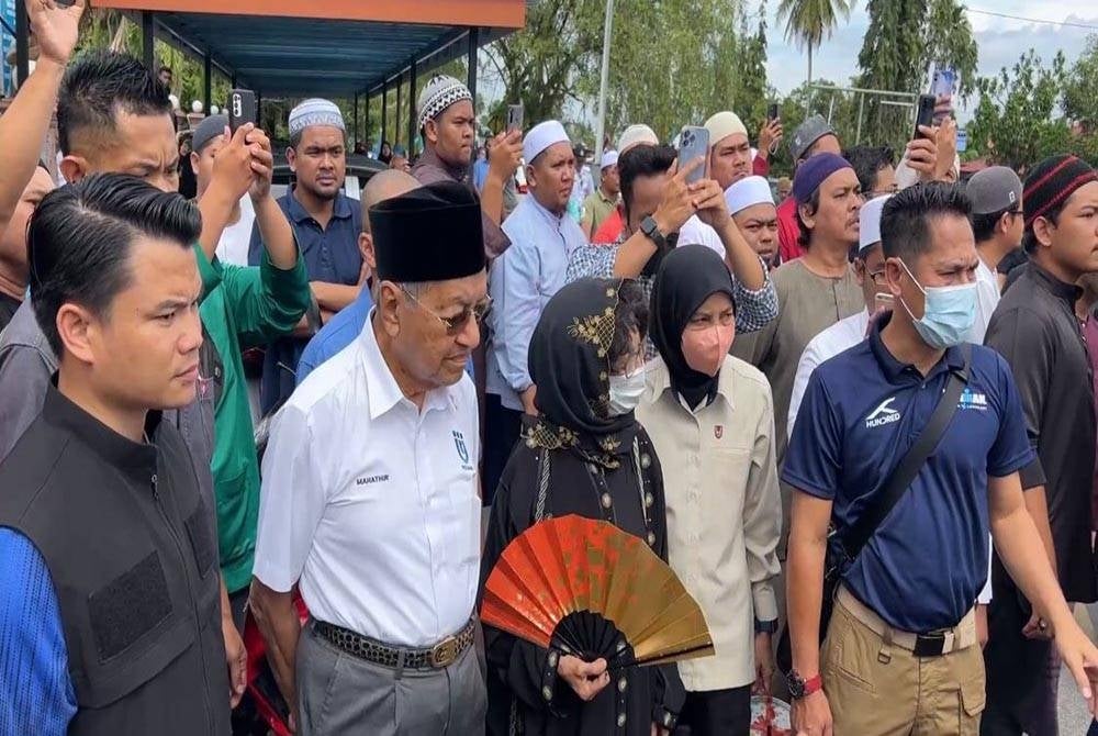 Tun Mahathir dan Tun Siti Hasmah antara pemimpin yang hadir memberikan penghormatan terakhir.