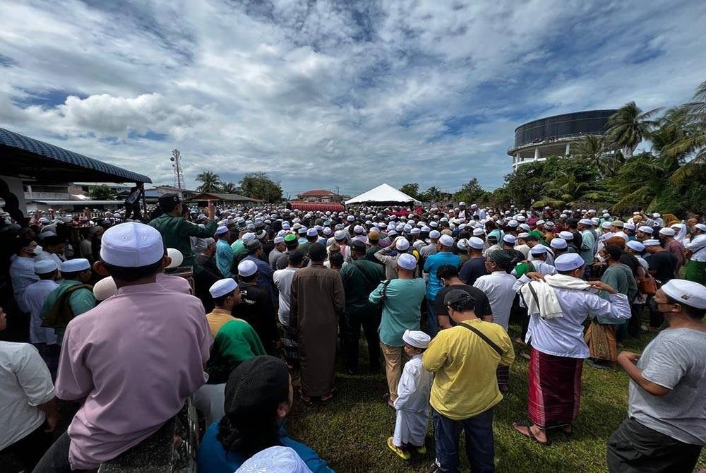 Orang ramai memenuhi pekarangan Tanah Perkuburan Islam Masjid An-Najjah Ayer Hitam untuk memberikan penghormatan kepada Allahyarham Paksu Mid.