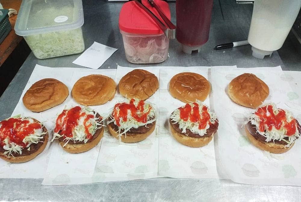 Burger dijual antara harga RM2 hingga RM4.50 bergantung kepada jenis dan memenuhi cita rasa dan kemampuan pelanggan.