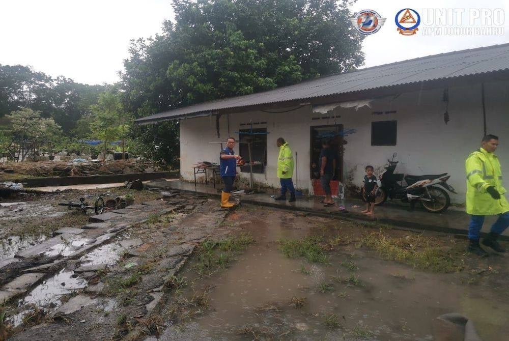 Salah sebuah rumah yang terjejas dalam dalam kejadian banjir kilat di Taman Saujana.