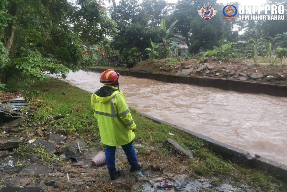 Keadaan paras air parit yang naik akibat hujan lebat sejak awal petang Sabtu.