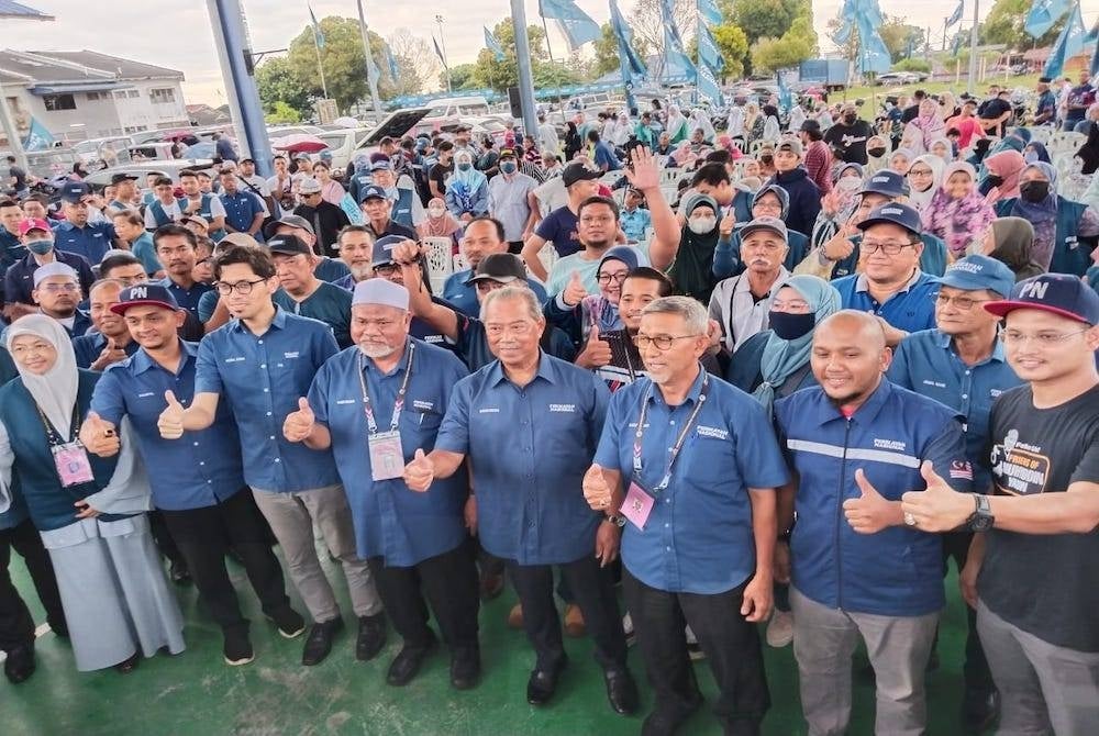 Muhyiddin ditemui selepas menghadiri dalam program santai anak muda Johor di Dewan Terbuka Taman Sri Penggaram.