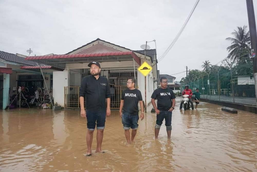 Kejadian banjir kilat yang berlaku di Taman Masjid Tanah Ria, Pengkalan Balak, Melaka pada Sabtu.