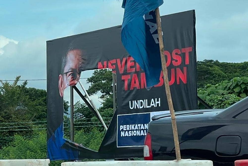 Poster Ahmad Faizal yang dirosakkan pihak tidak bertanggungjawab di Jalan Tambun, di sini.