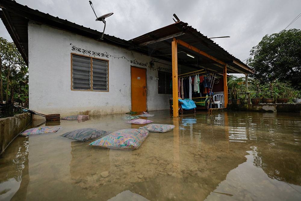 Suasana di perkarangan rumah salah seorang penduduk yang dilanda banjir ketika tinjauan di Jalan Bukit Panjang, Jeram, hari ini.