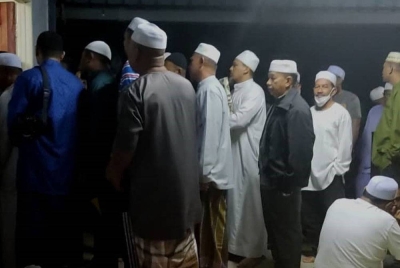 Orang ramai menunggu giliran untuk menziarahi Allahyarham Paksu Mid di rumahnya Di Kampung Kuala Pai, Kuala Nerang pada malam Jumaat.