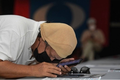 Pengundi disaran buat 'homework' dulu sebelum buat keputusan memilih calon pada PRU15, 19 November ini. - Foto Bernama