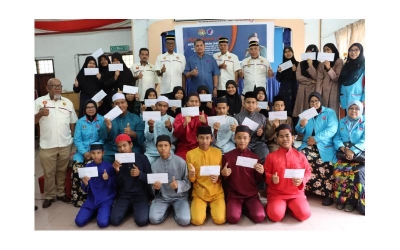 Antara penghuni Pertubuhan Pembangunan Anak-anak Yatim dan Miskin Bekas Perajurit Malaysia Daerah Kulim bergambar bersama Ketua Pengarah JHEV Angkatan Tentera Malaysia (ATM), Mejar Jeneral Zambery Jefry Darus.
