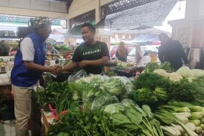 Rozi beramah mesra dengan peniaga pada Program Walkabout di Pasar Manir, di sini pada Sabtu.