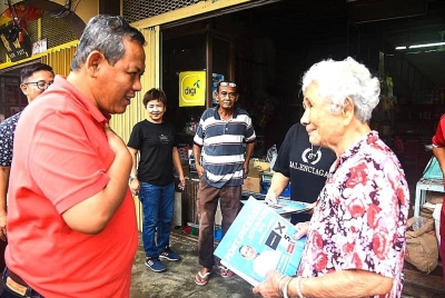 Aminuddin beramah mesra dengan salah seorang pengundi di Parlimen Port Dickson.