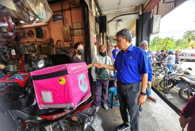 Mohamad beramah mesra dengan peniaga di kawasan Taman Anggerik.