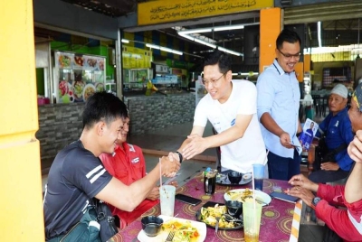 Noor Azleen ketika berkempen mendekati pelbagai lapisan masyarakat di Parlimen Pasir Gudang.