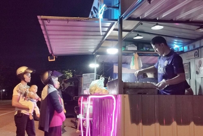 Gerai burger RM2 yang beroperasi di Jalan Budiman, Kuala Terengganu.