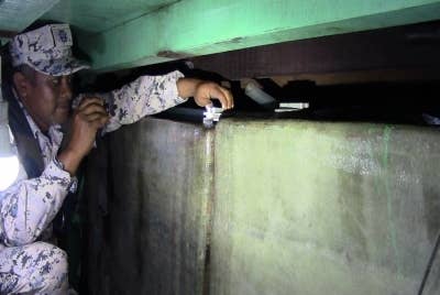 Anggota Maritim Negeri Kedah dan Perlis melakukan pemeriksaan ke atas bot yang ditahan di kedudukan enam batu nautika barat Tanjung Chincin pada Jumaat.