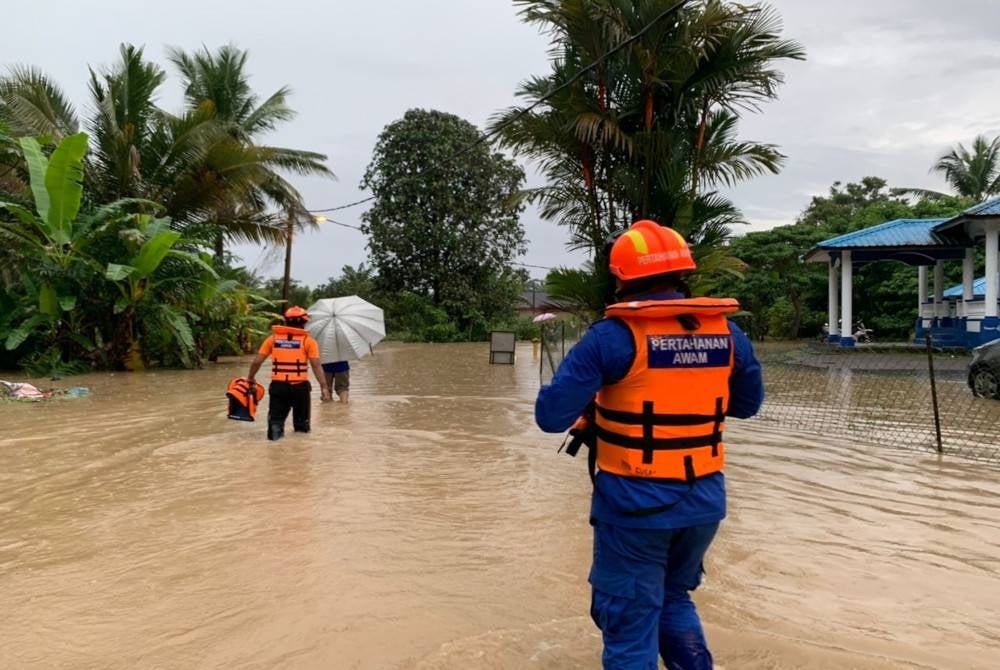 Keadaan banjir kilat di kampung berkenaan.