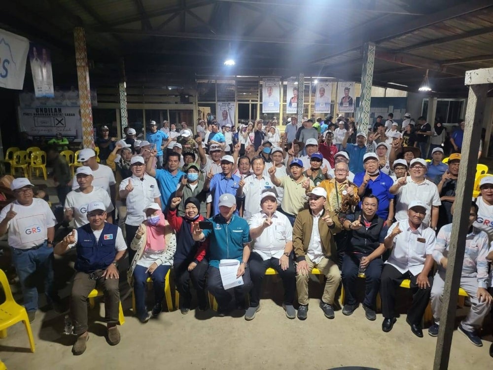 Matbali (duduk enam dari kiri) bersama penduduk Kampung Maligan, Sipitang.