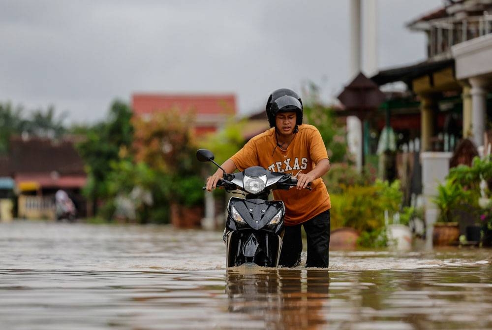 Jumlah mangsa banjir di seluruh negara terus meningkat kepada 2,269 orang. - Foto Bernama.