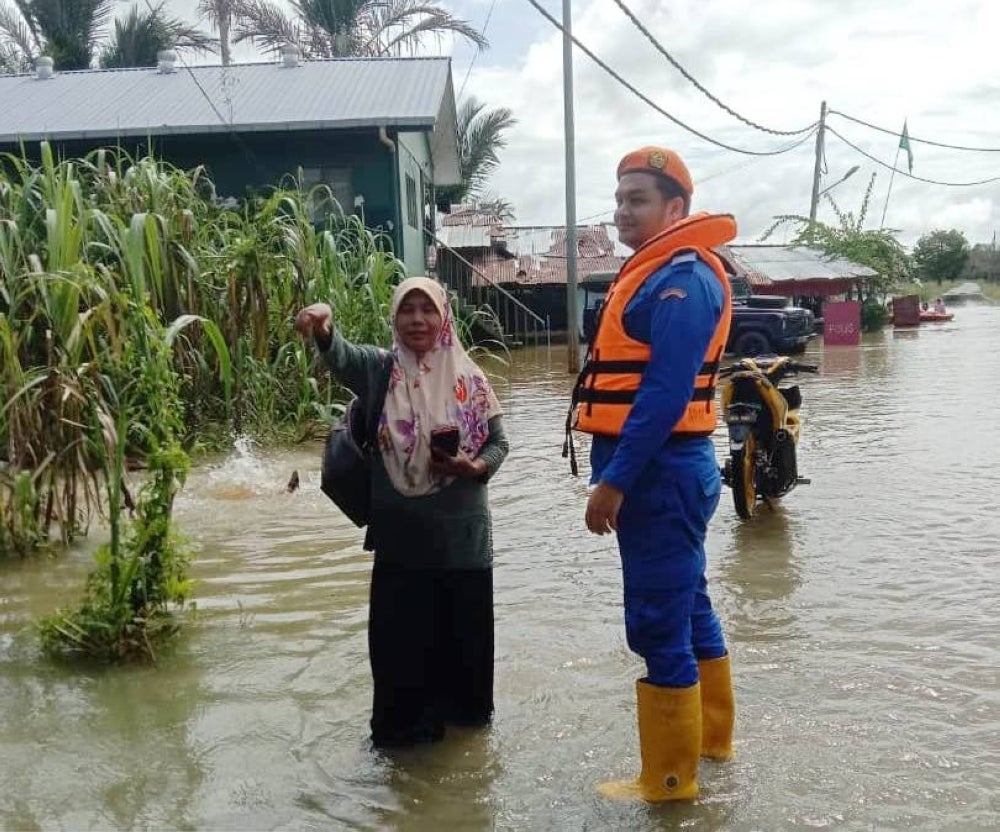 Anggota Angkatan Pertahanan Awam Malaysia (APM) membuat tinjauan banjir di Kampung Kubang Pak Hitam, Pasir Mas. - Foto ihsan APM