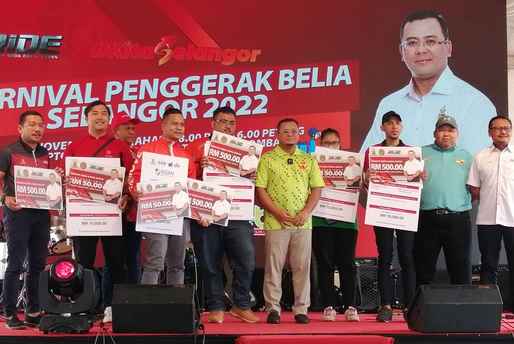 Amirudin menyampaikan inisiatif RiDE kepada pemandu e-hailing yang turut menerima caruman KWSP sebanyak RM50.