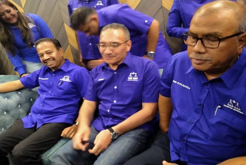 Hishammuddin (tengah) ketika sidang akhbar selepas Program Ramah Mesra Bersama Pemimpin Barisan Nasional di Pusat Konvensyen Sungai Siput pada Ahad.