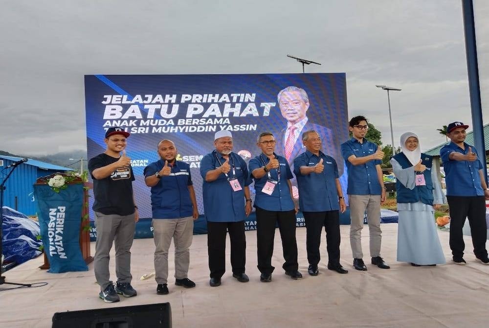 Mohd Fazrul (tiga dari kanan) dalam satu program bersama anak muda Johor di Batu Pahat.