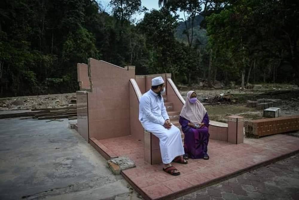 Ebit ketika menemui Rohana selepas rumah pusakanya hanyut dalam kejadian banjir besar tahun lalu.