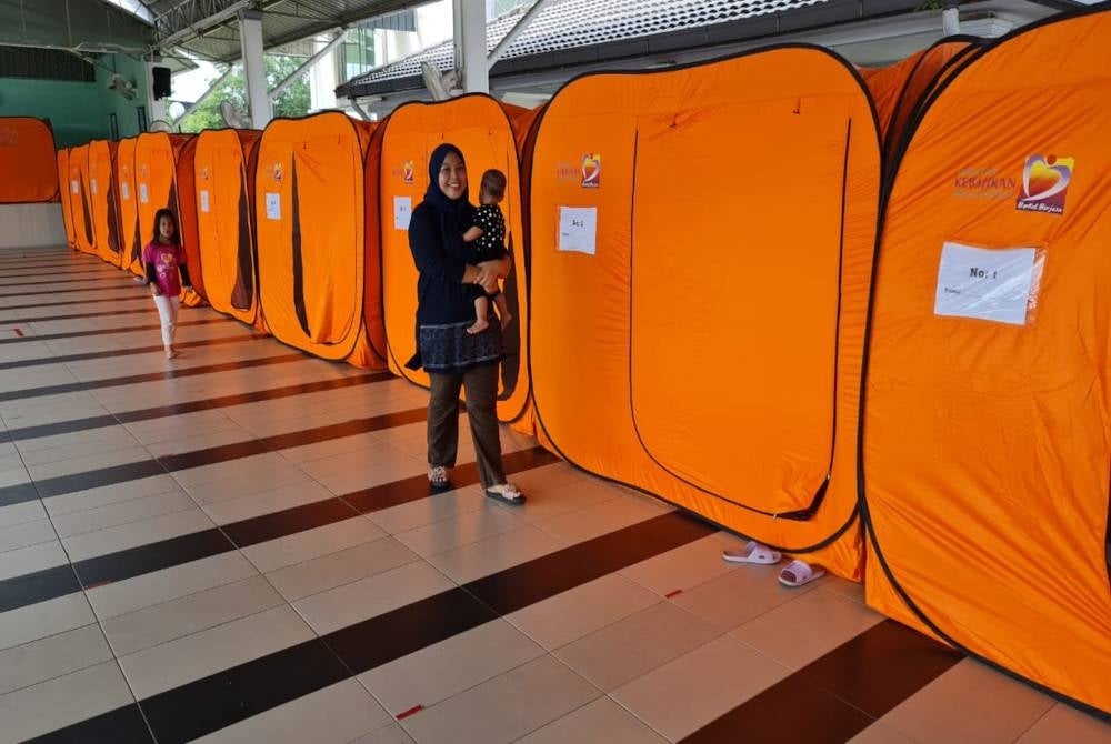 Mangsa banjir di PPS SK Johan Setia dipindahkan ke Masjid Kampung Johan Setia pada Ahad