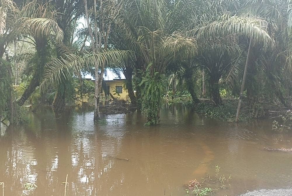 Keadaan banjir di Kampung Ithnin Maarof, Simpang Renggam pada Ahad.