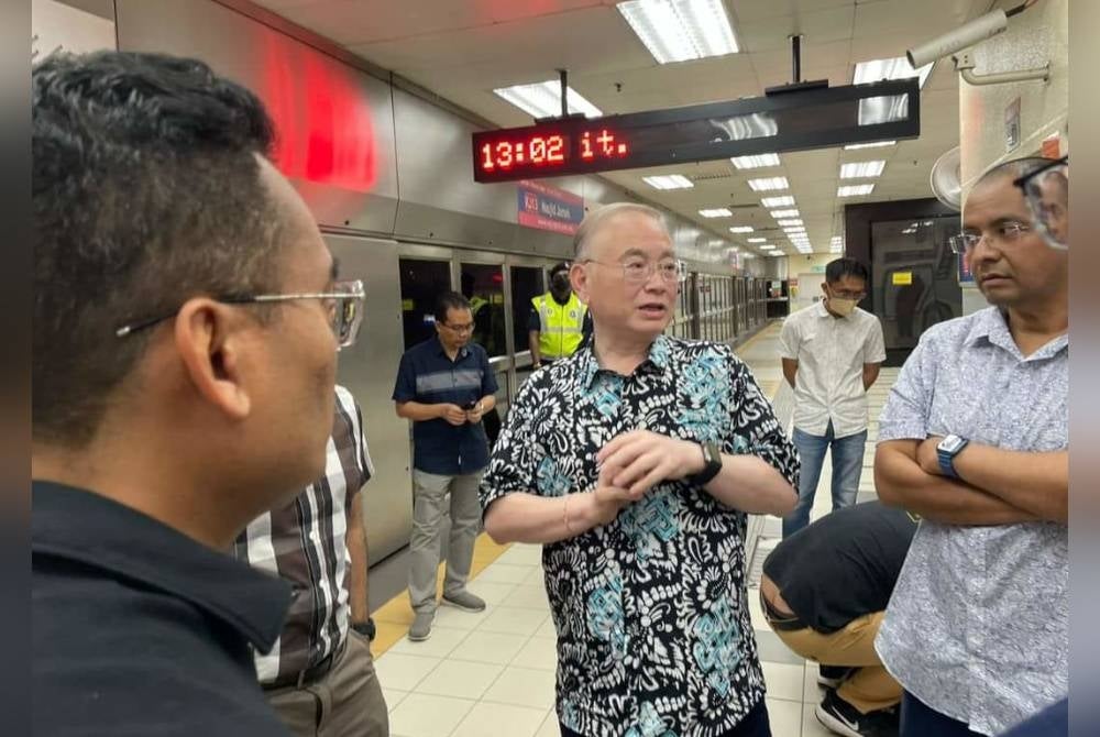 Ka Siong ketika meninjau dan menguji keberkesanan sistem dan keselamatan operasi LRT di laluan Kelana Jaya pada Ahad.