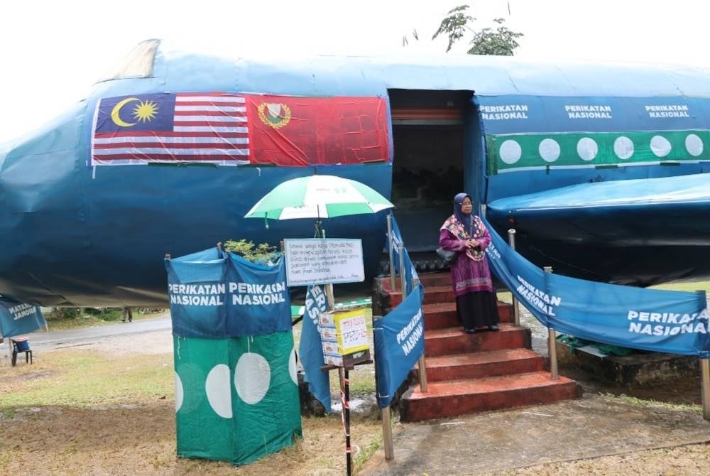 Orang ramai tidak melepaskan peluang bergambar di replika pesawat Boeing di Kampung Batu Besar, Sik, Kedah.